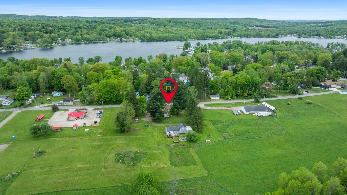 Image 2: Close proximity to Canadohta Lake