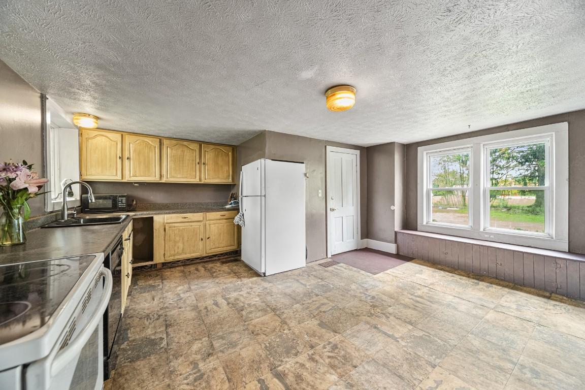 Image 3: Oversized Eat in Kitchen