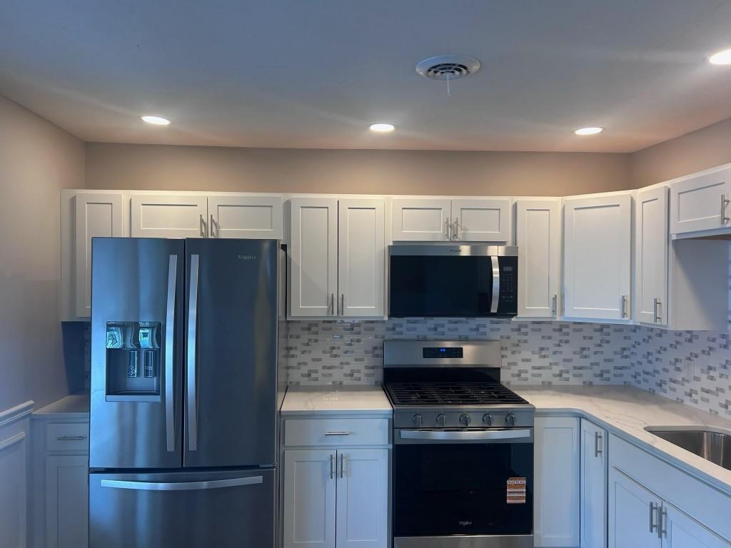 Image 3: Full Kitchen