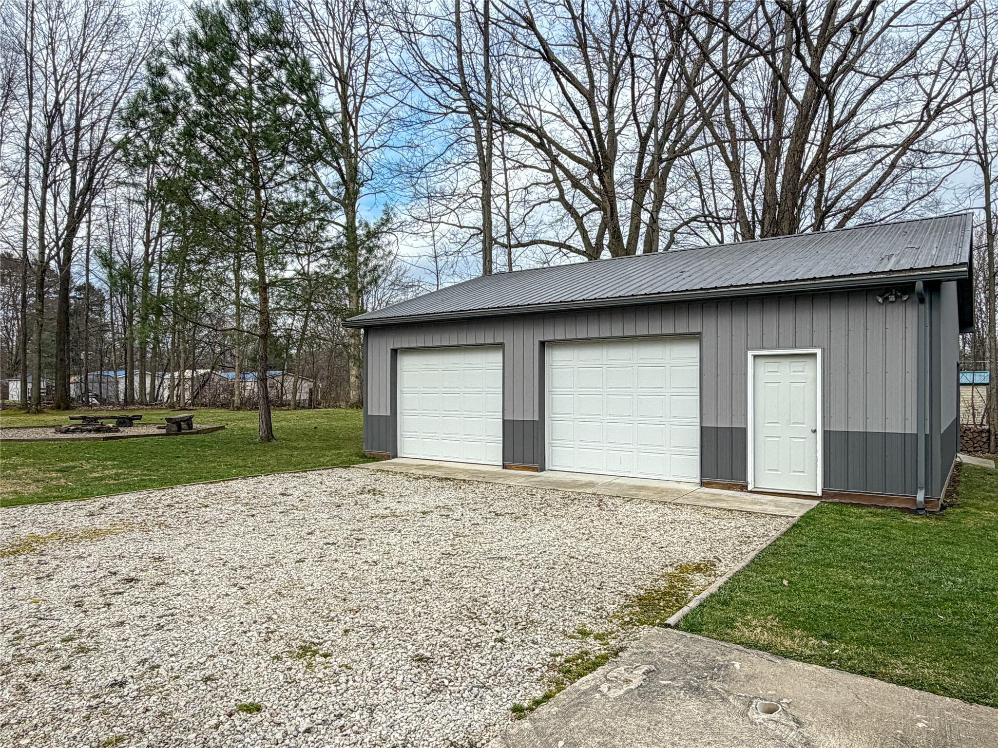 Image 2: 32x36 garage with 10' doors and additional overhea