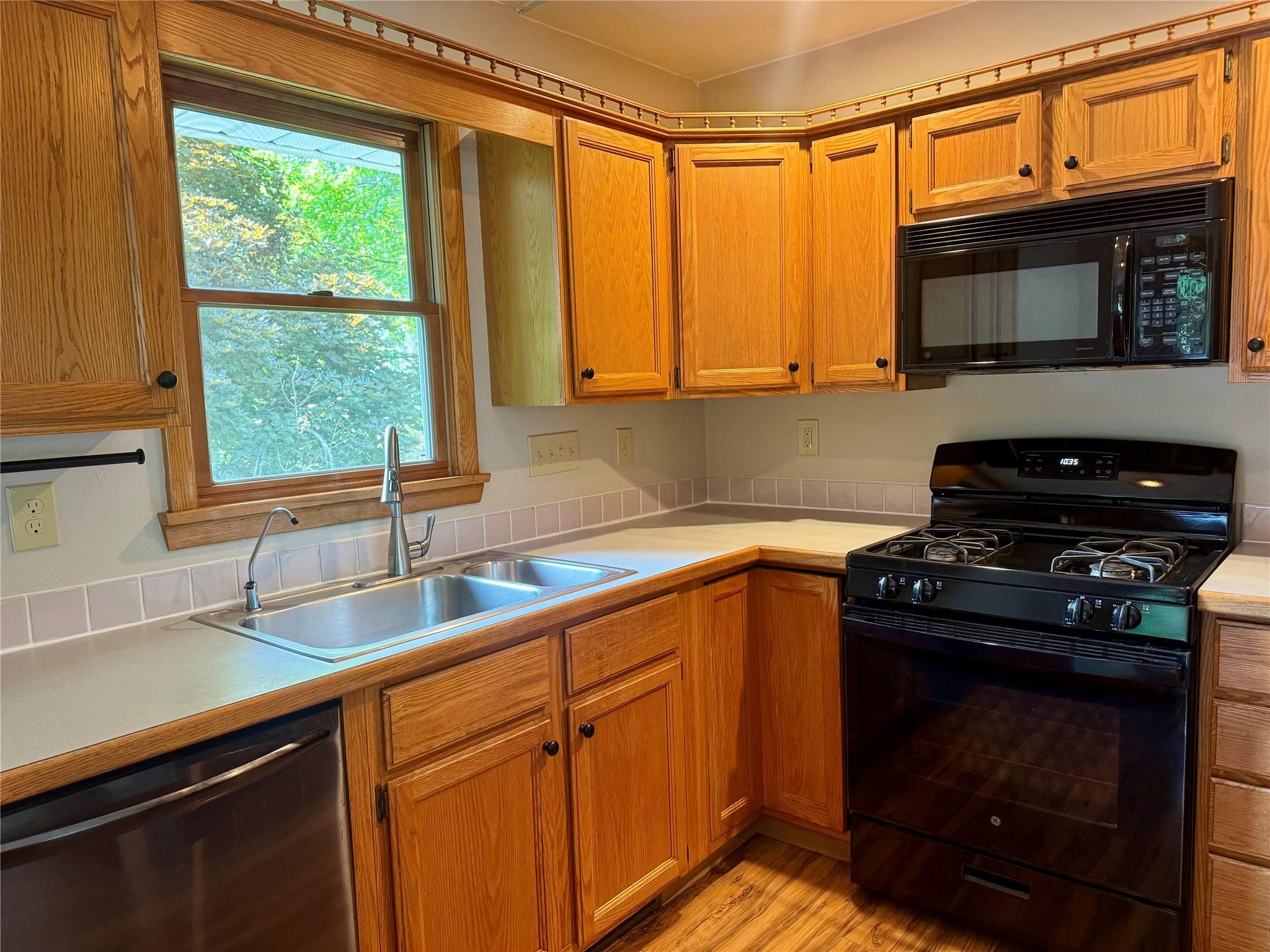Image 3: Kitchen