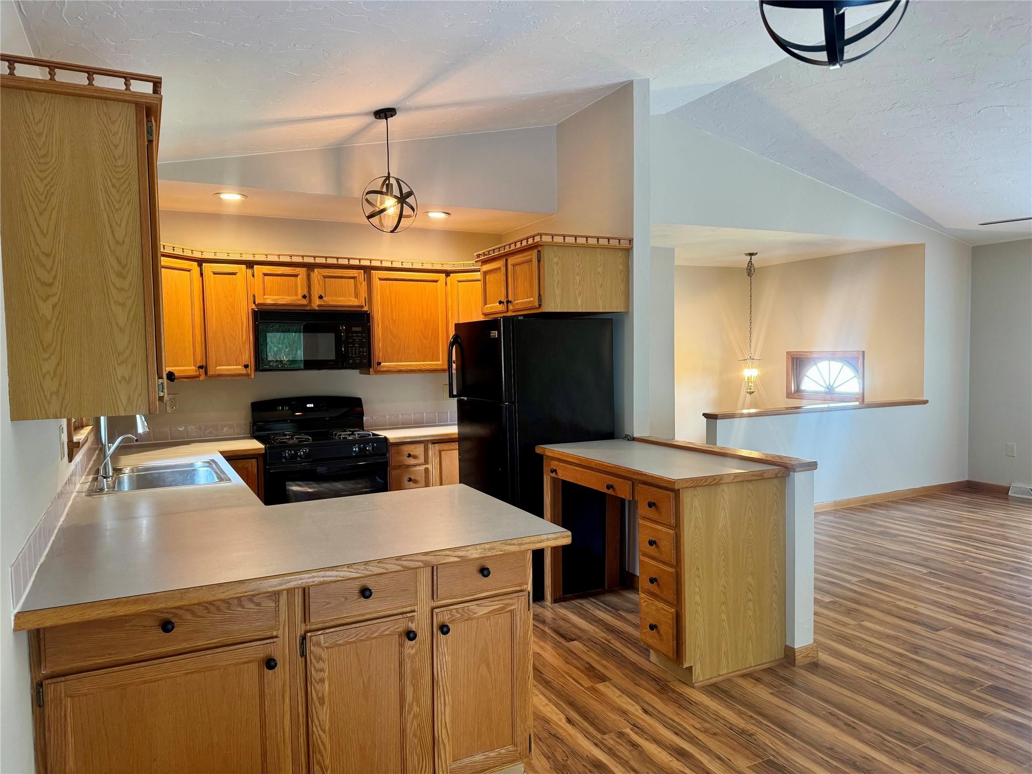 Image 4: Kitchen