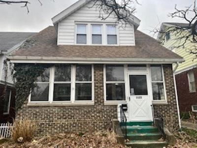 1123 E 4TH Street