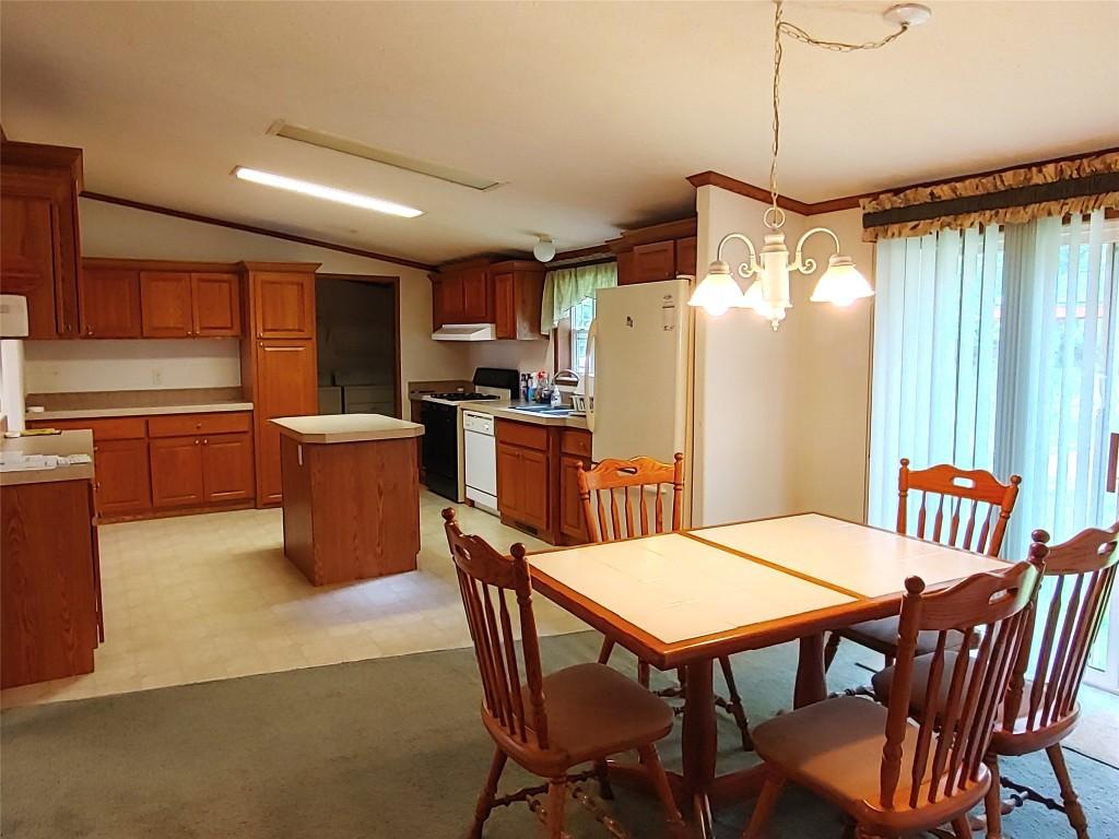 Image 4: Dining area looking into kitchen