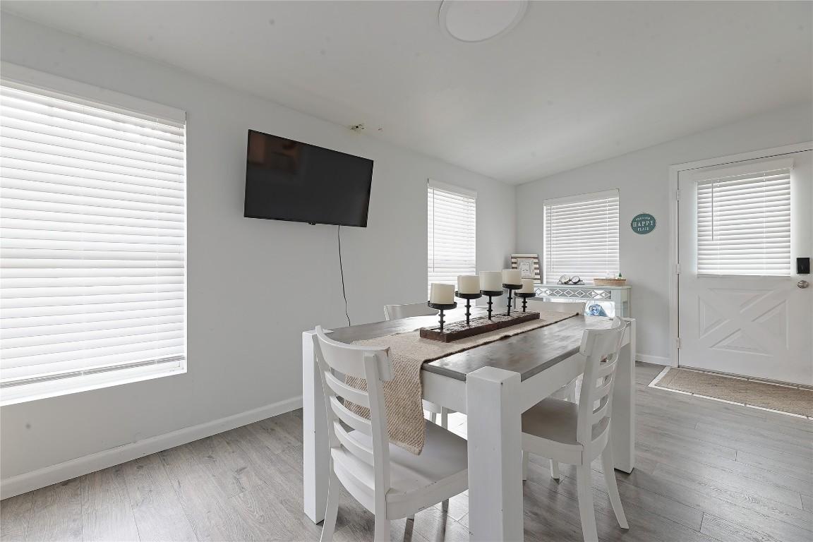 Image 3: Dining Area / Flex Living