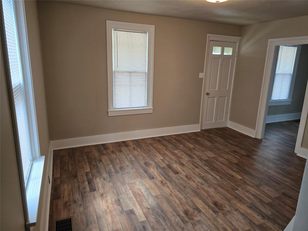 Image 4: Living room