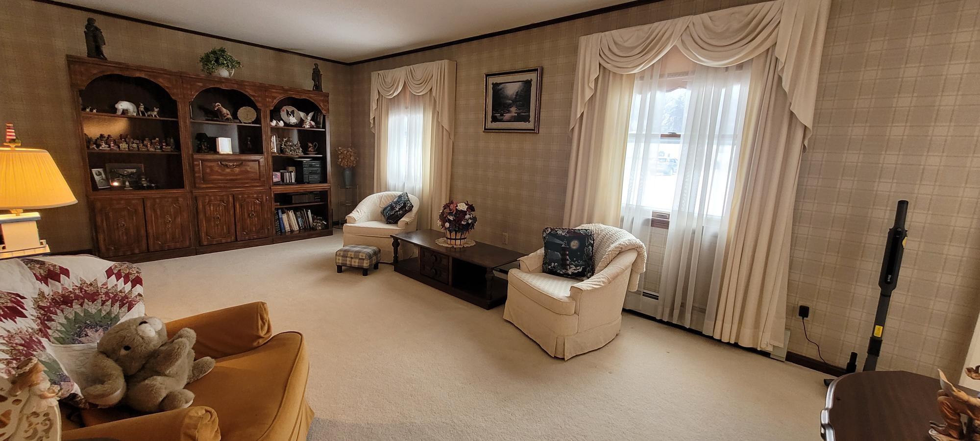 Image 3: Living Room