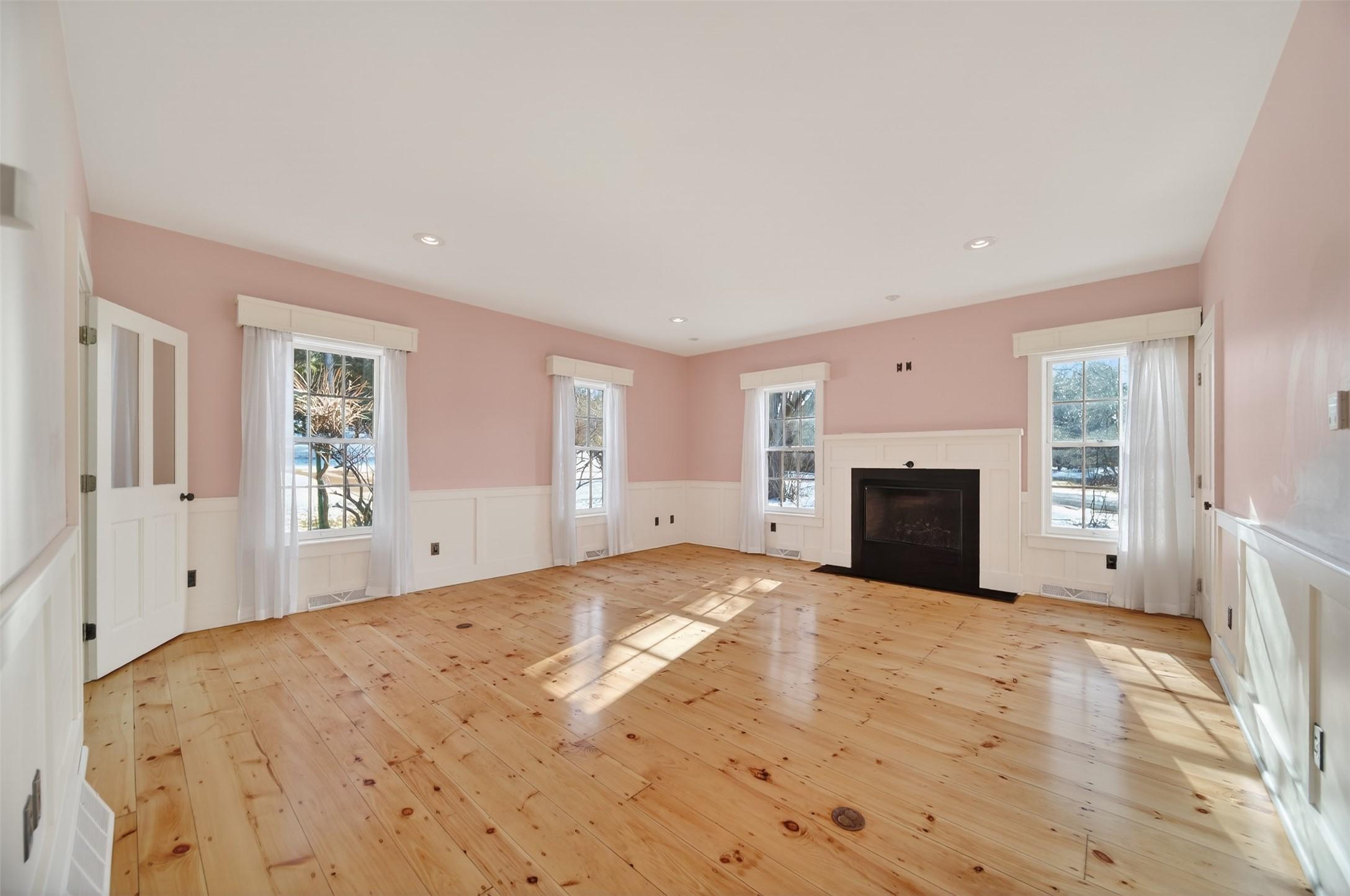 Image 4: Family room