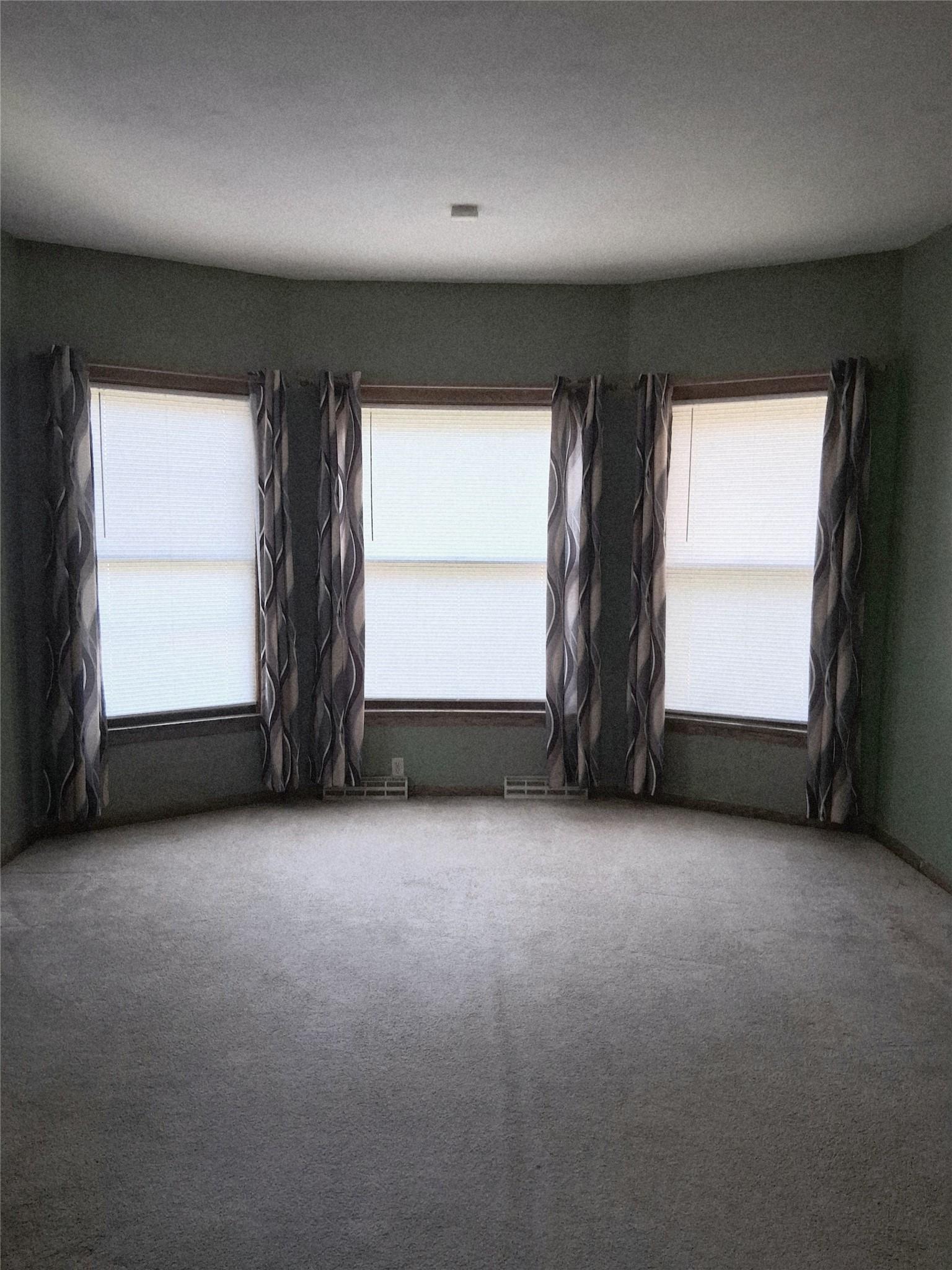 Image 4: Living room with Bay window