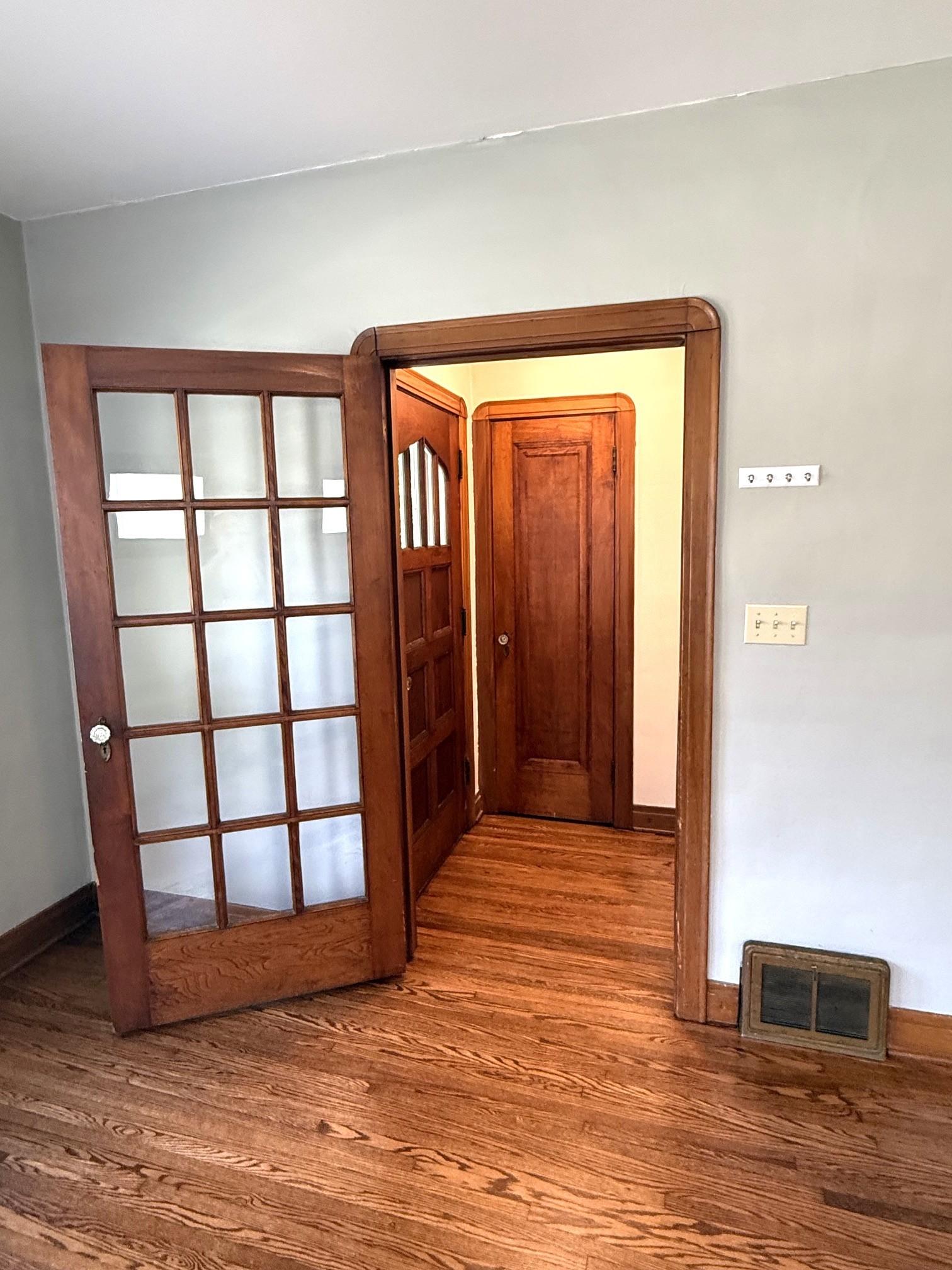 Image 3: Welcome Home! Gorgeous Woodwork Welcomes You!