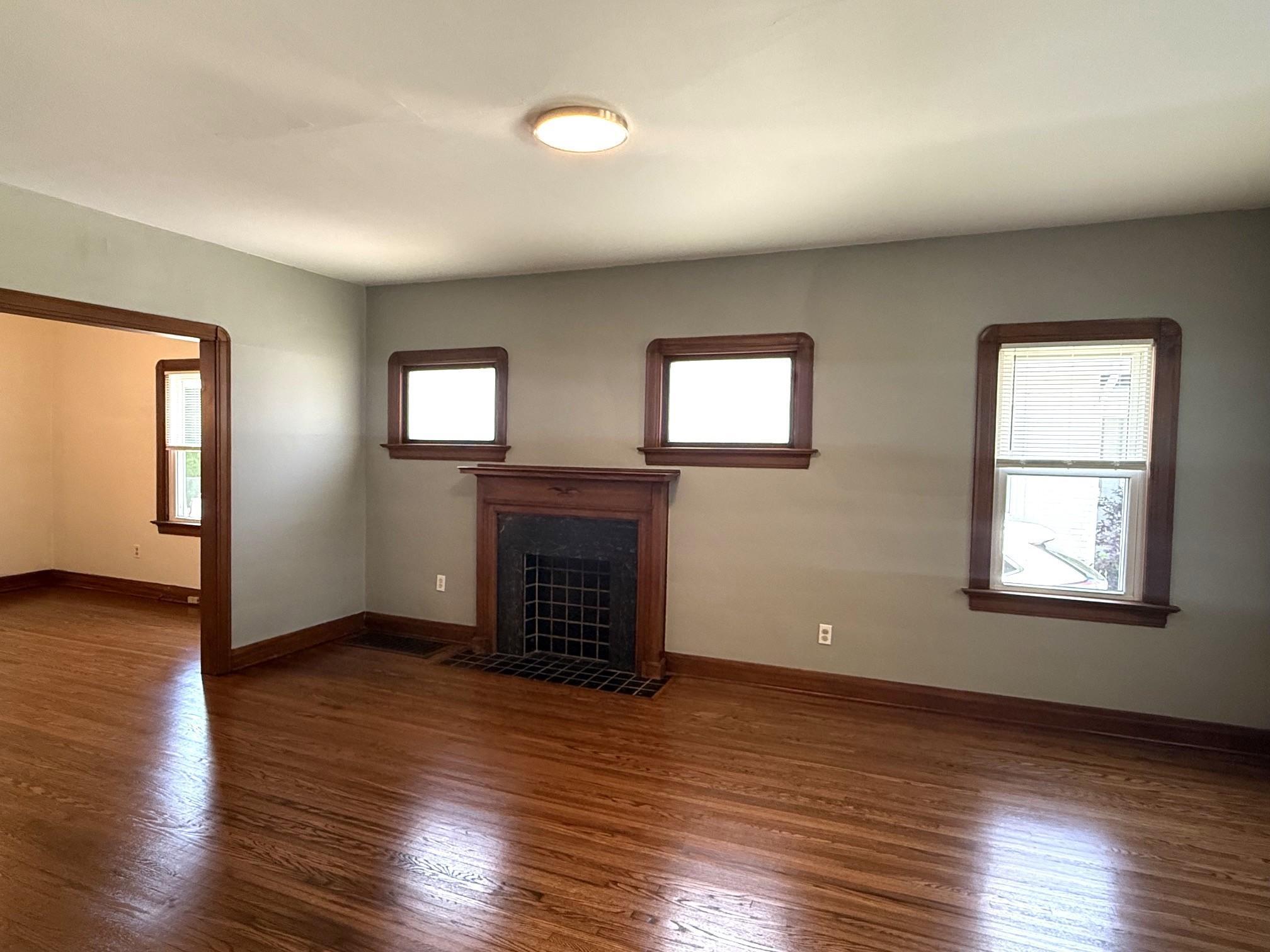 Image 4: Living Room - Love the Rounded Trim Around the Win