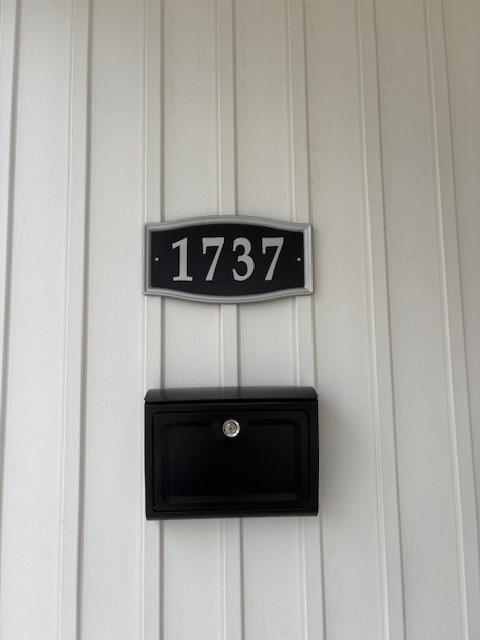 Image 3: Black accents; number plaque, mail box.