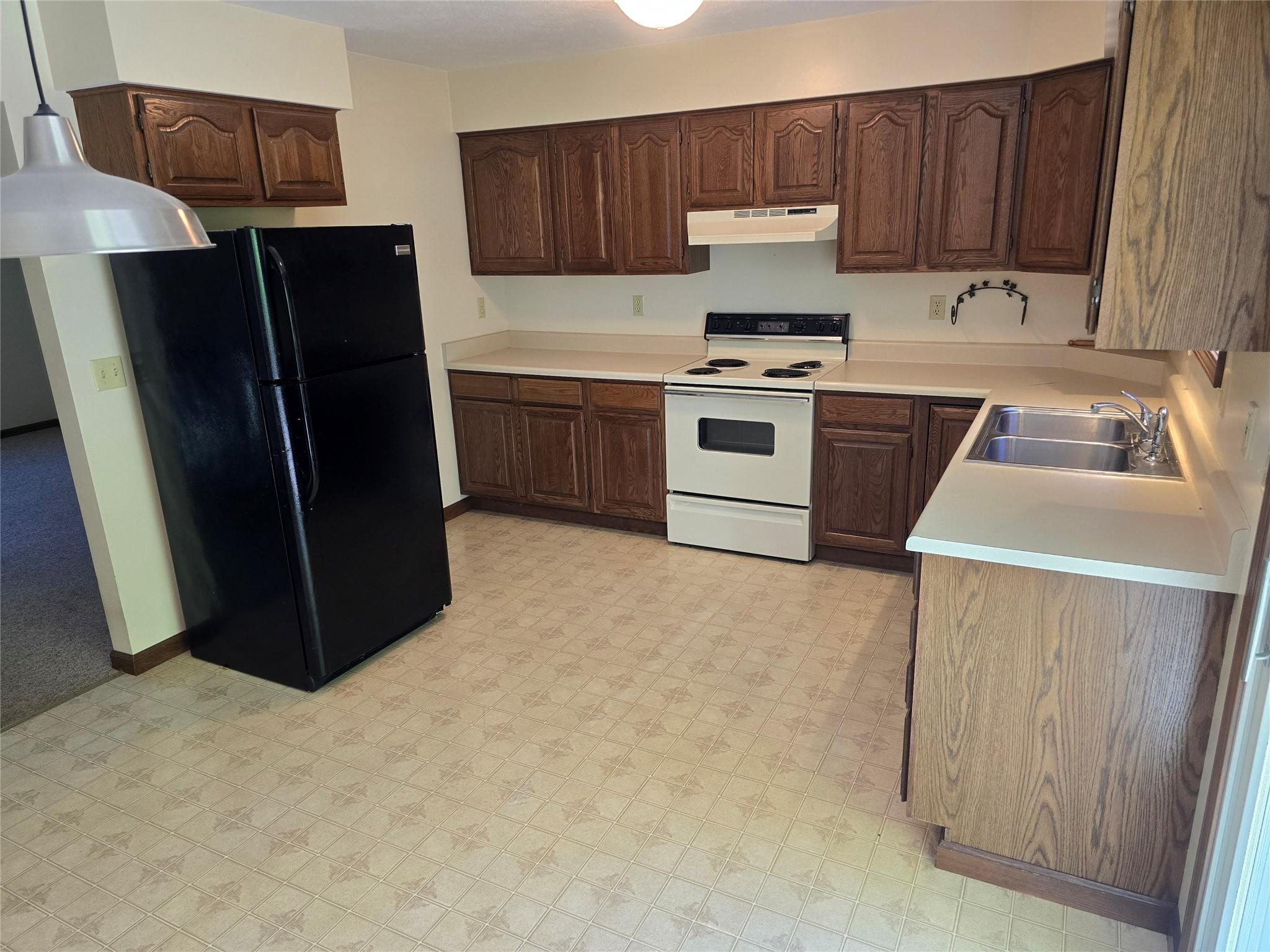 Image 4: Kitchen