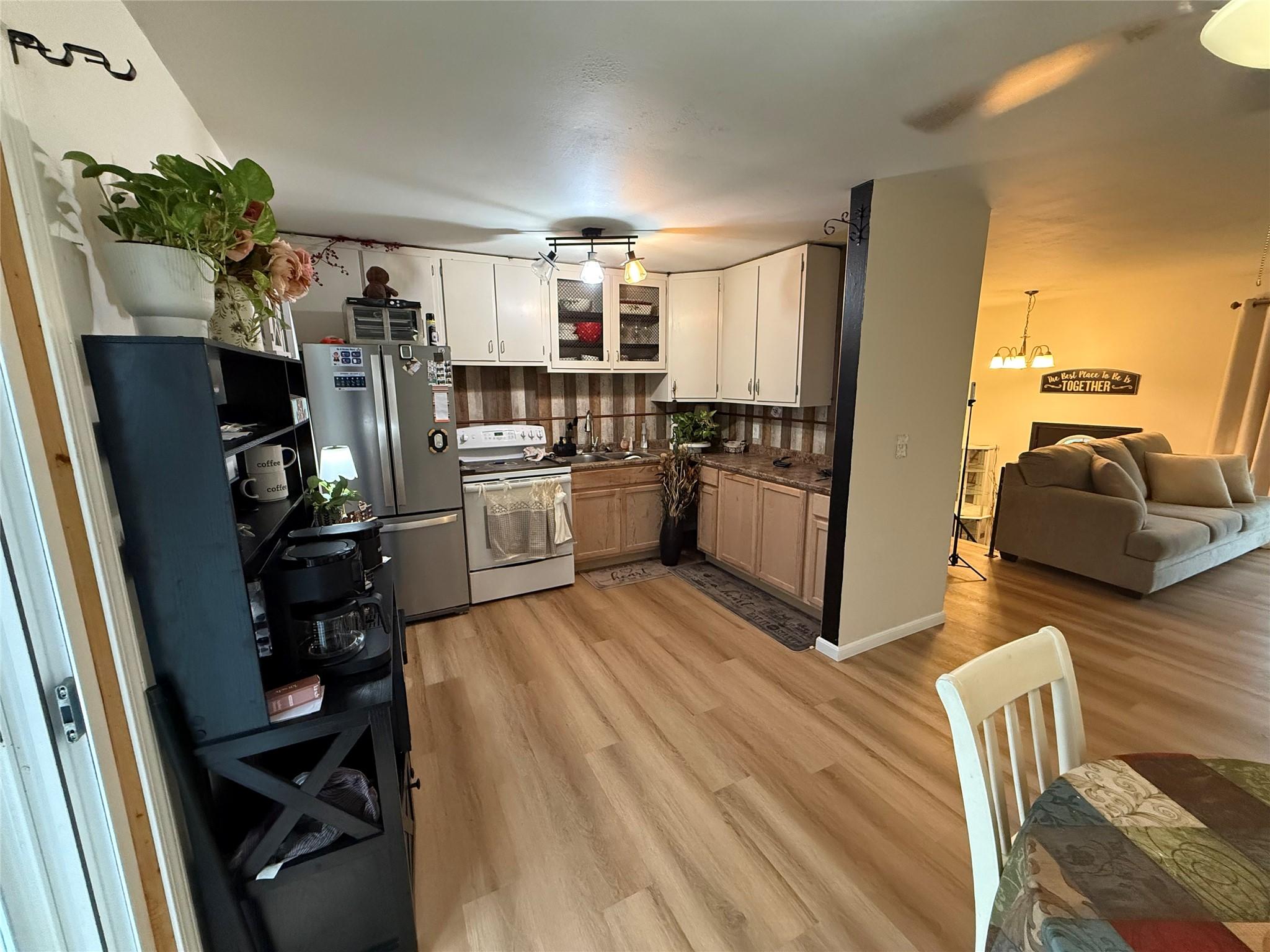 Image 2: Kitchen