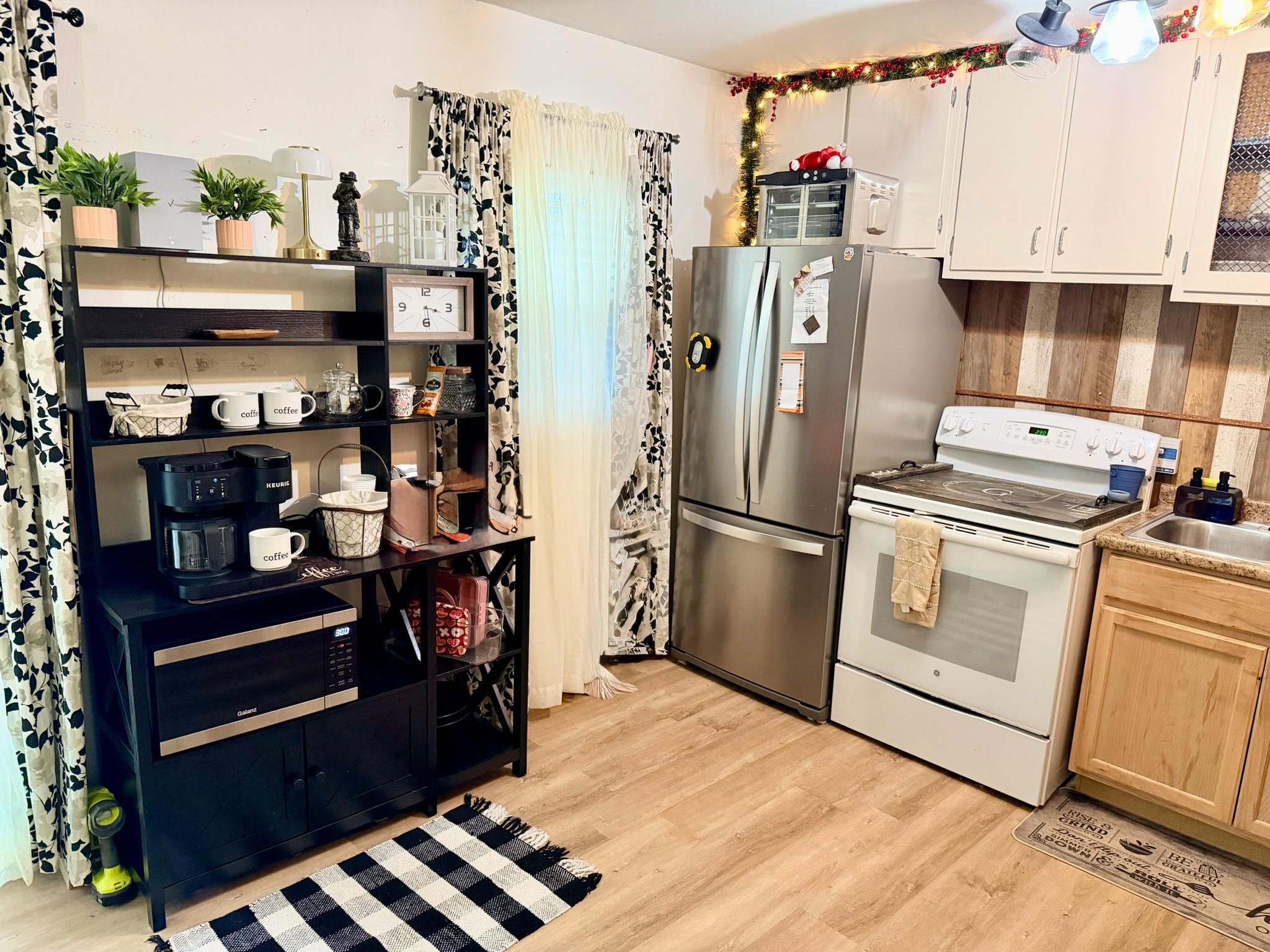 Image 3: Kitchen