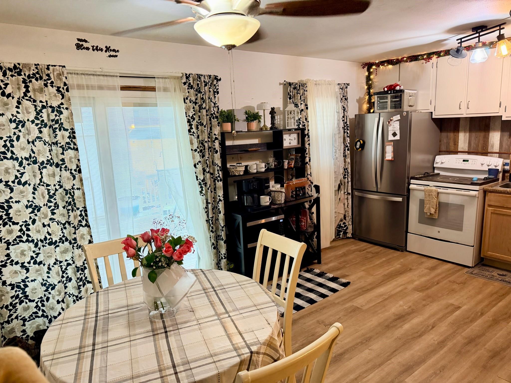 Image 4: Kitchen