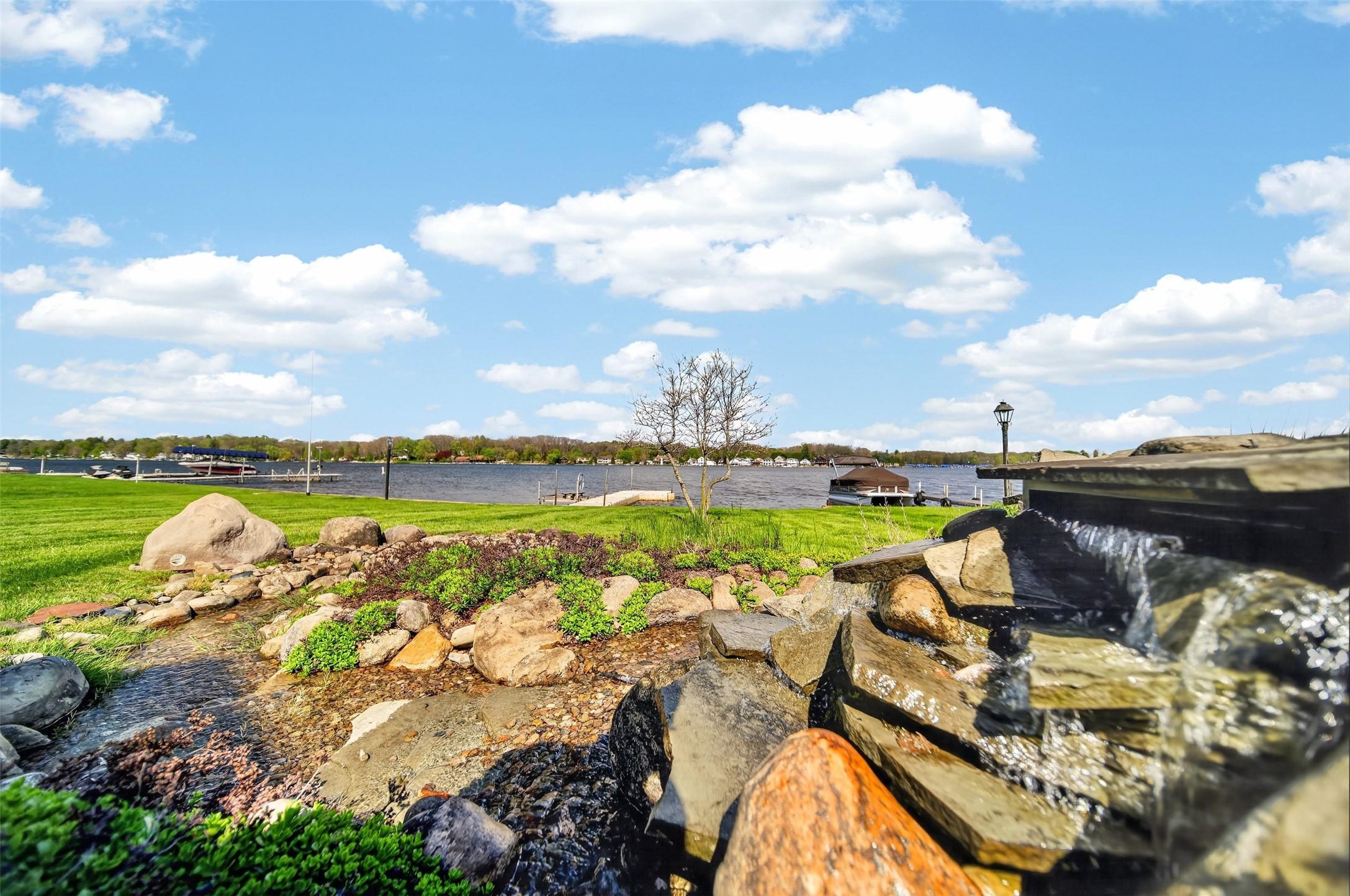 Image 3: Relax to the soothing sound of the waterfall featu