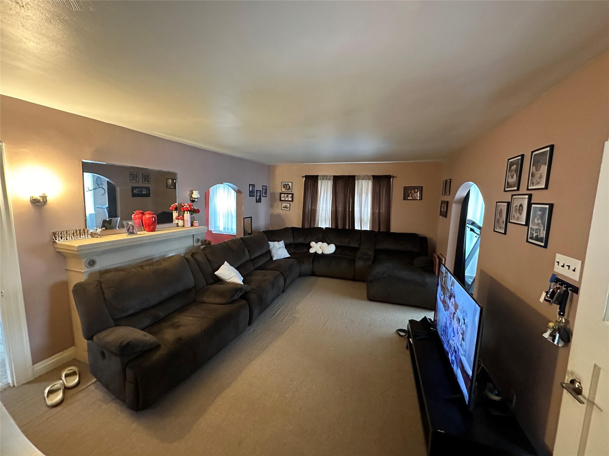 Image 4: Large Living Room