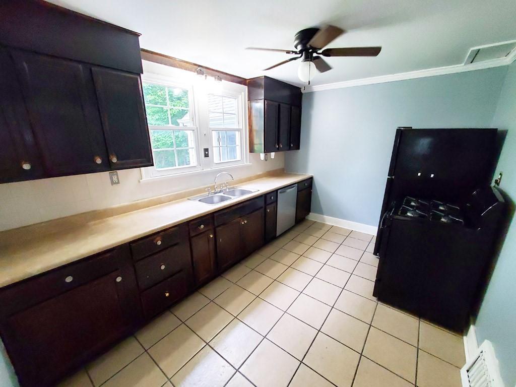 Image 4: Kitchen