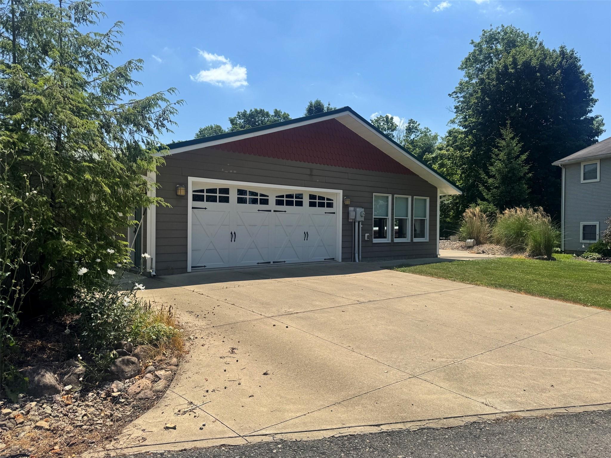Image 4: GARAGE