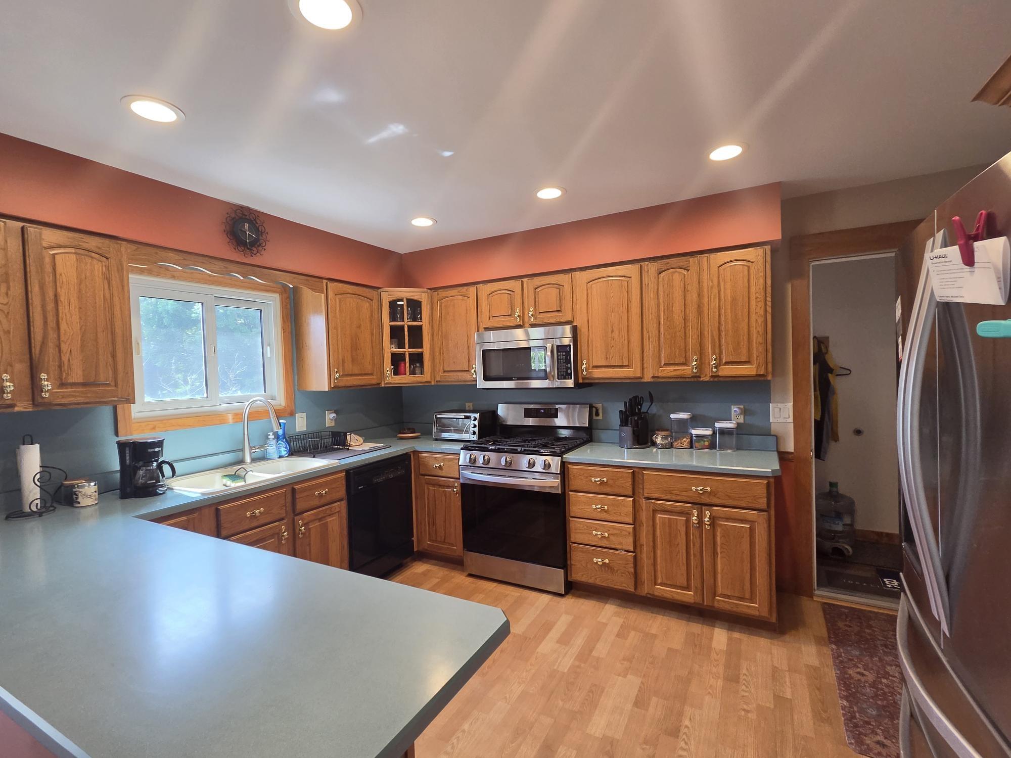Image 4: Applianced Eat-In Kitchen