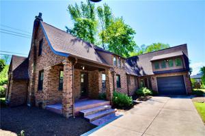 2011 LAKESIDE Drive