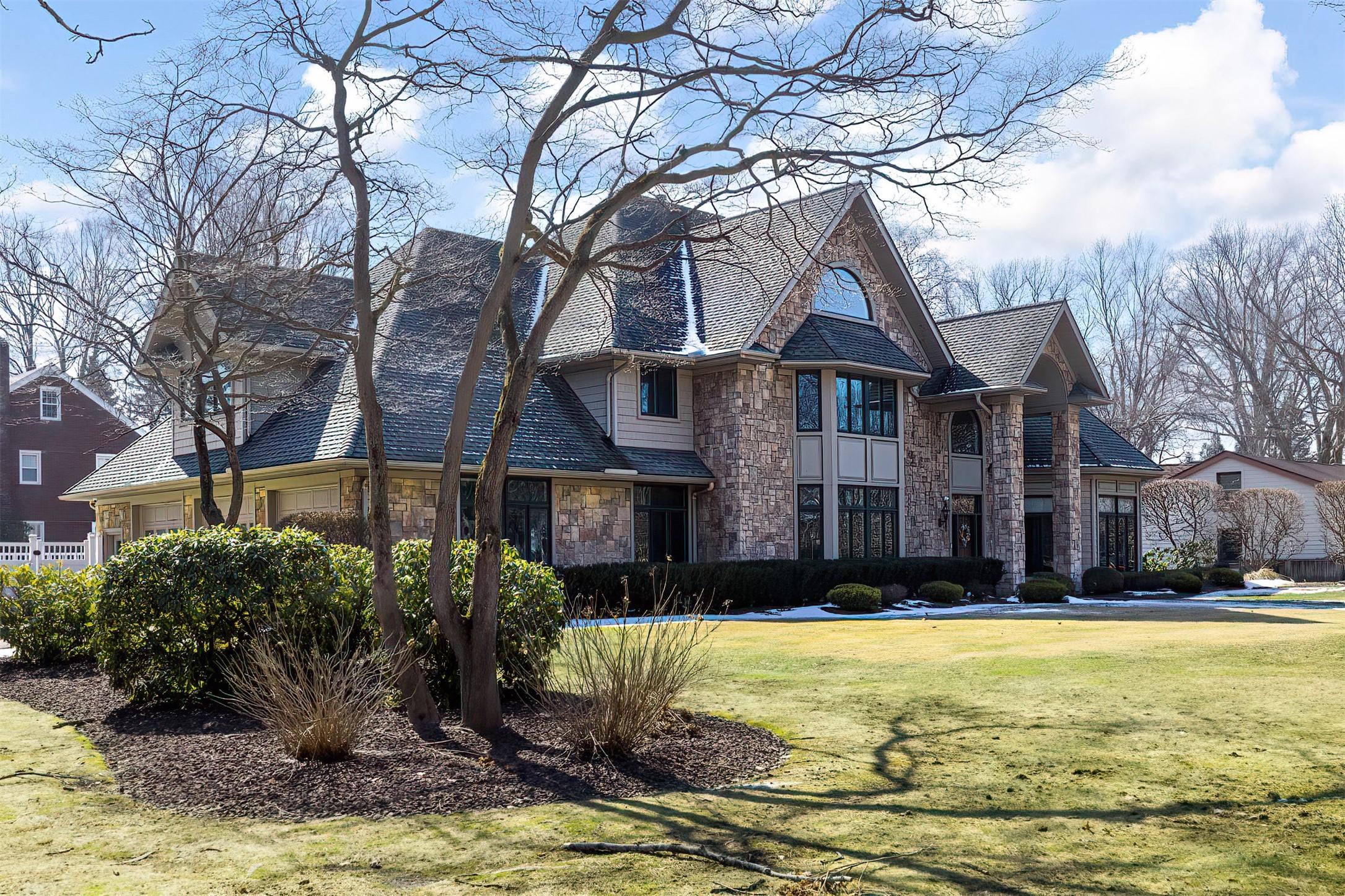 Image 1: Welcome Home to South Shore Drive.