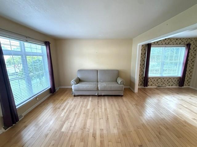 Image 2: Living Room - Lots of Natural Light!