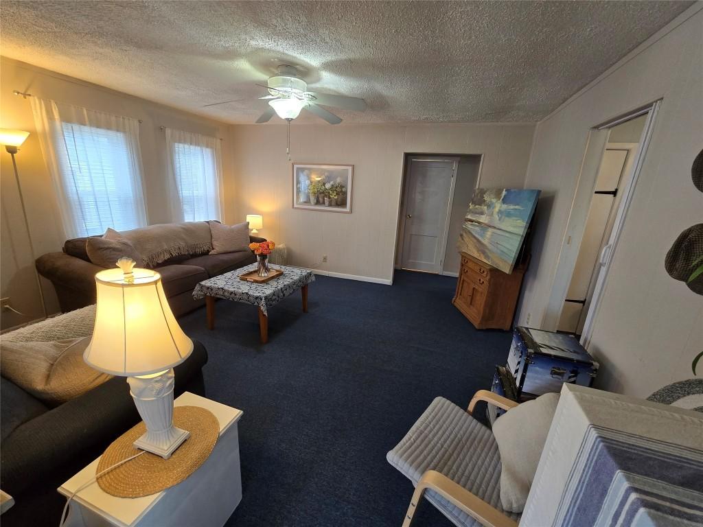 Image 4: Living Room