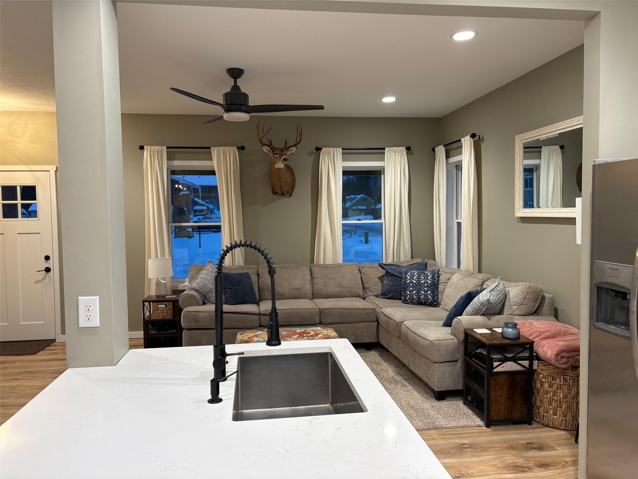 Image 4: Kitchen view to living room