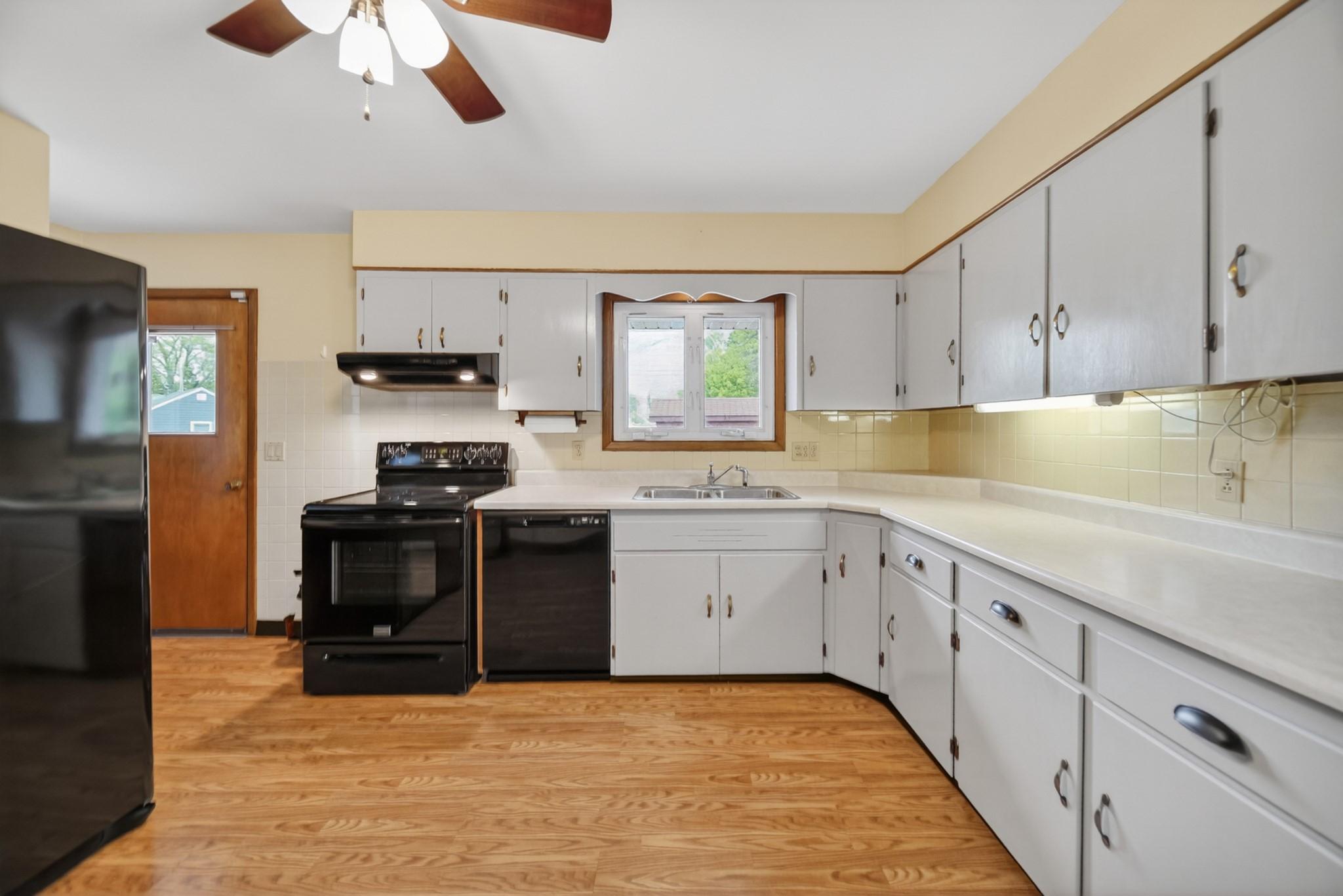 Image 4: Kitchen