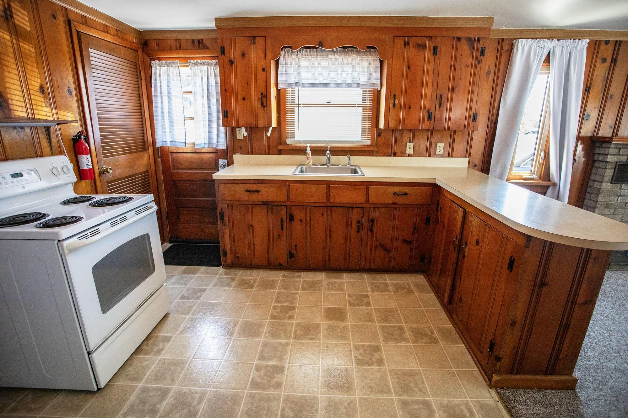 Image 4: Kitchen