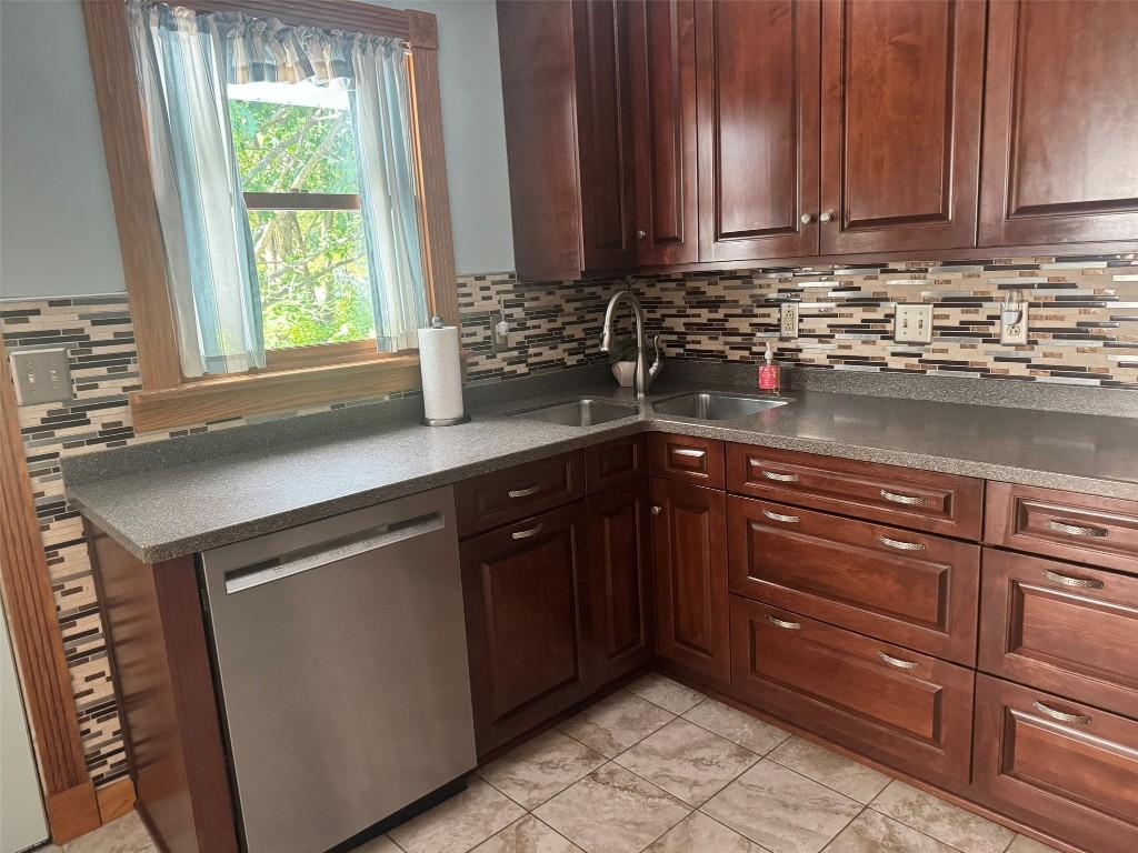 Image 4: Kitchen