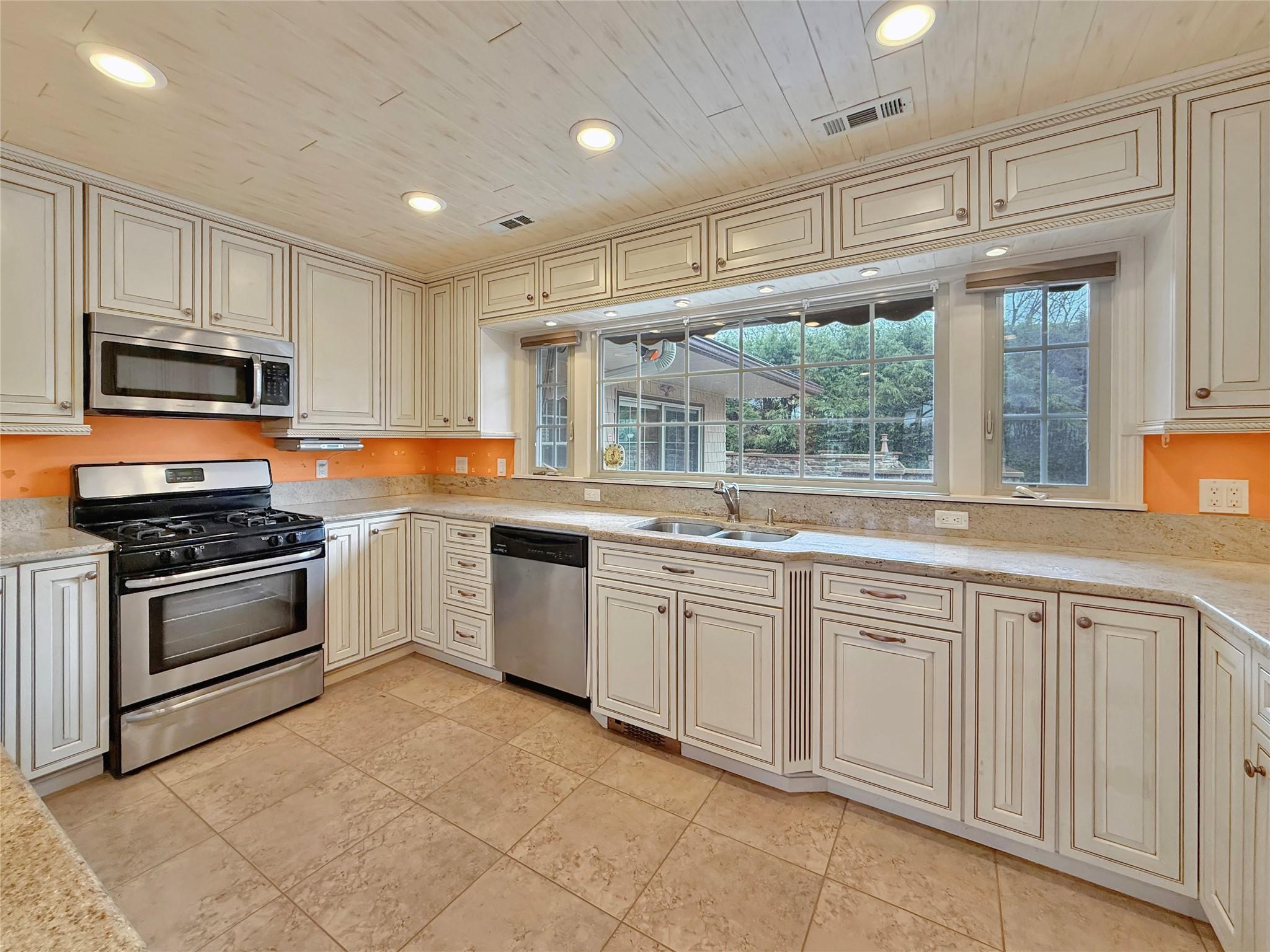 Image 2: Fantastic Kitchen with tons of cabinetry.