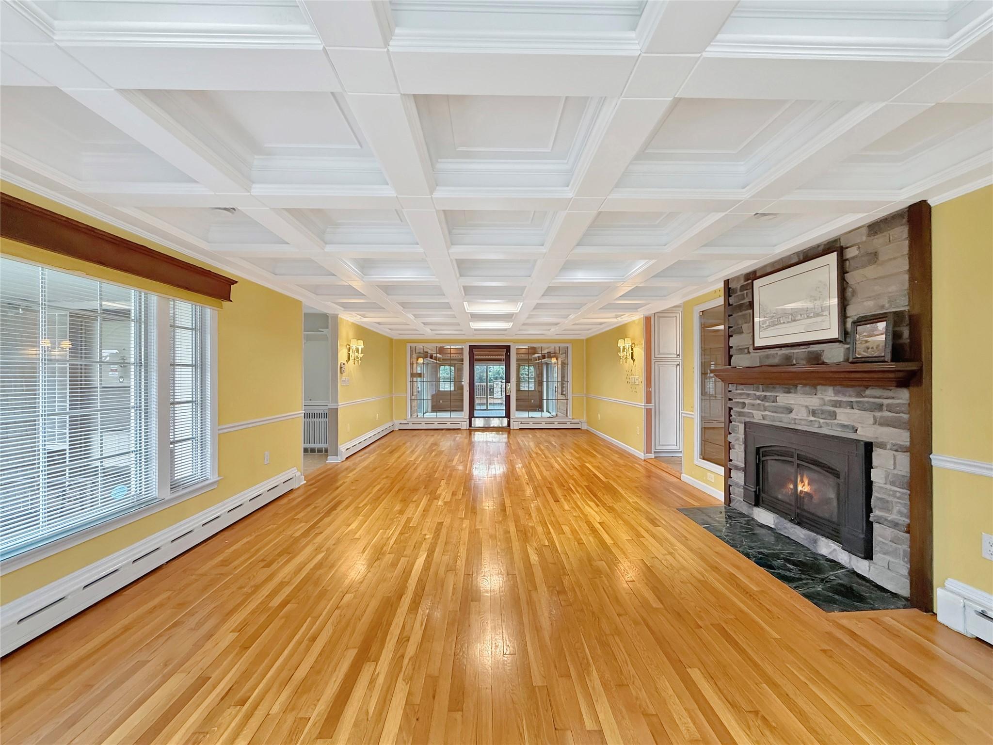 Image 4: Living Room/ Dining Room combination.