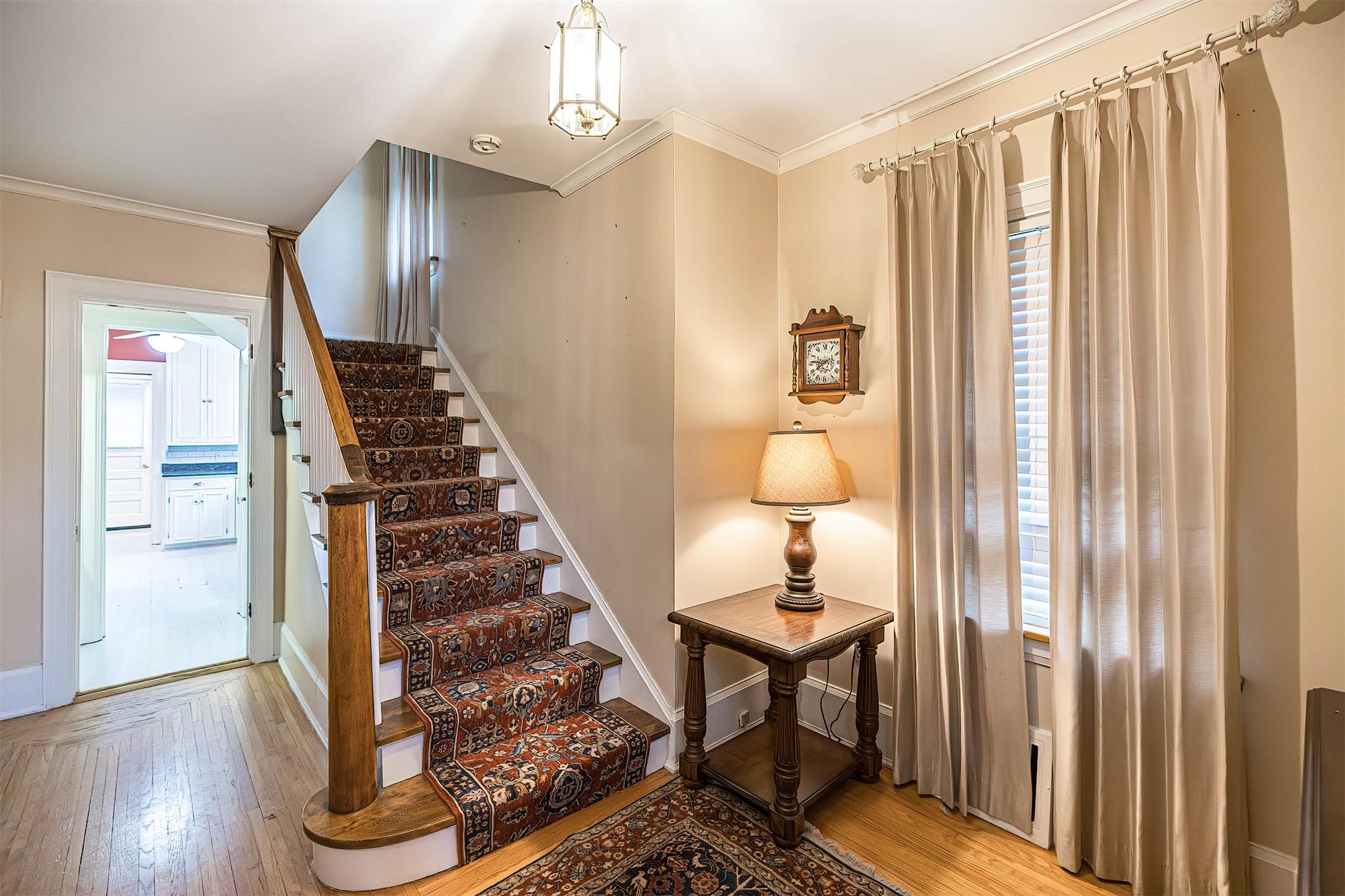 Image 4: Foyer