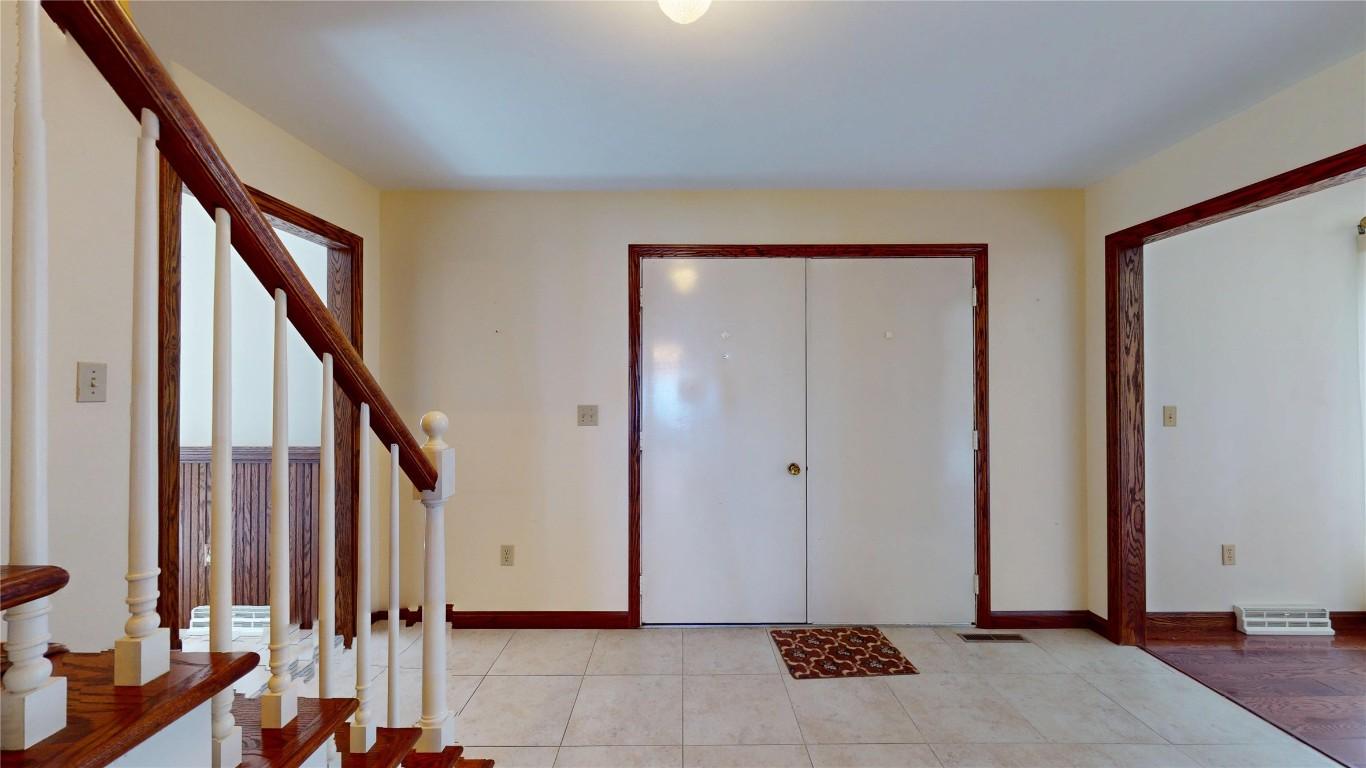 Image 4: Front Entrance - 14' x 13'