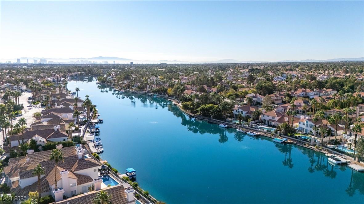 Image 4: This home is less than 400 feet from the lake.