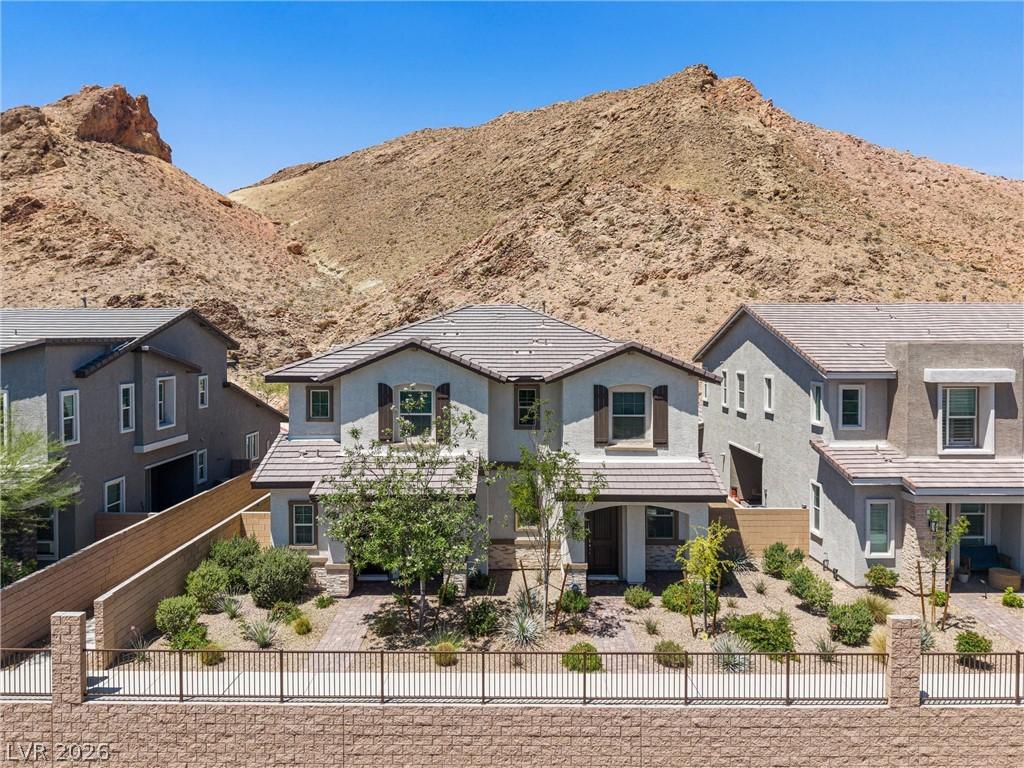 Image 3: This desert dwelling offers captivating mountain v