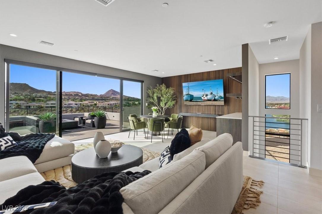 Image 2: Third Floor Masterpiece