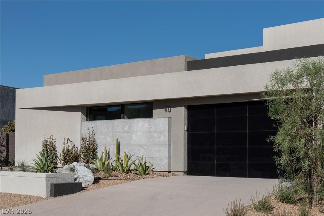 Image 3: Clean lines and desert-friendly landscaping define