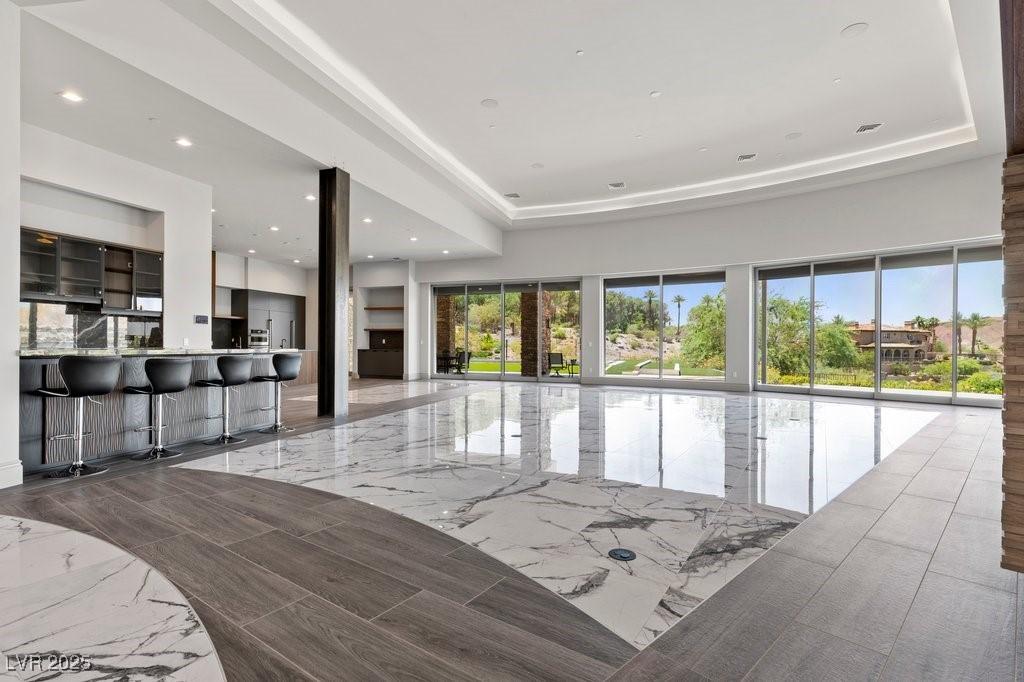 Image 4: Steel beam in living room