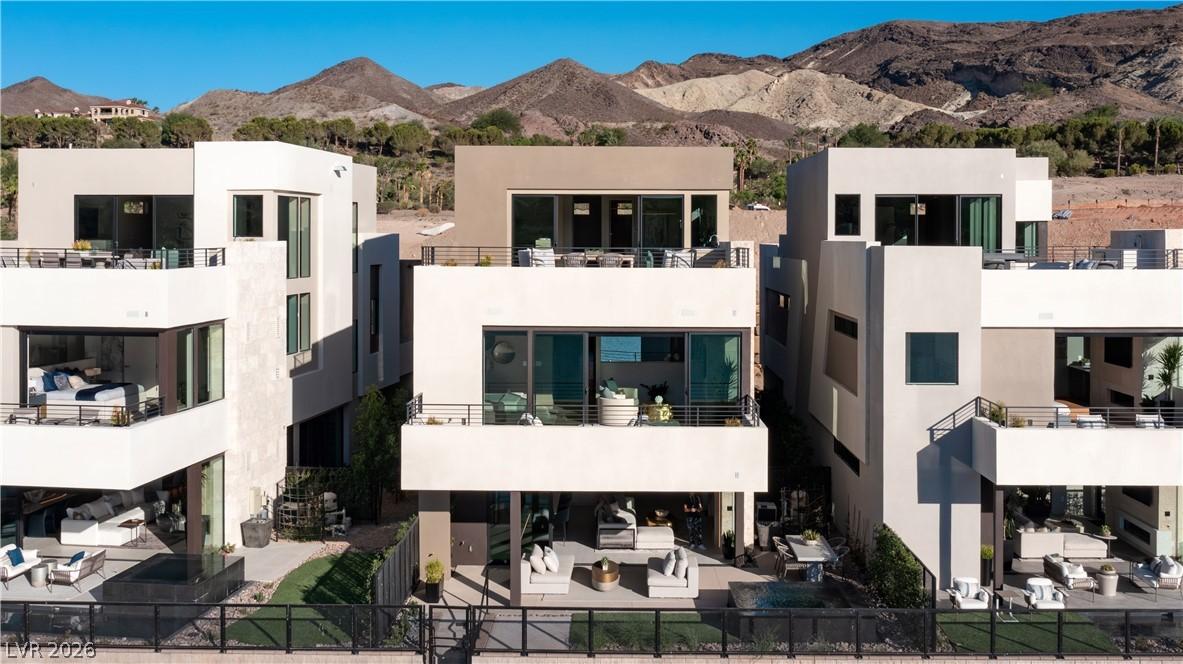 Image 2: Clean architectural lines define this desert-moder