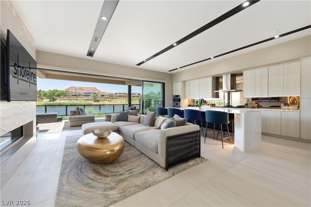 Image 4: Sliding glass doors blur the lines between indoors