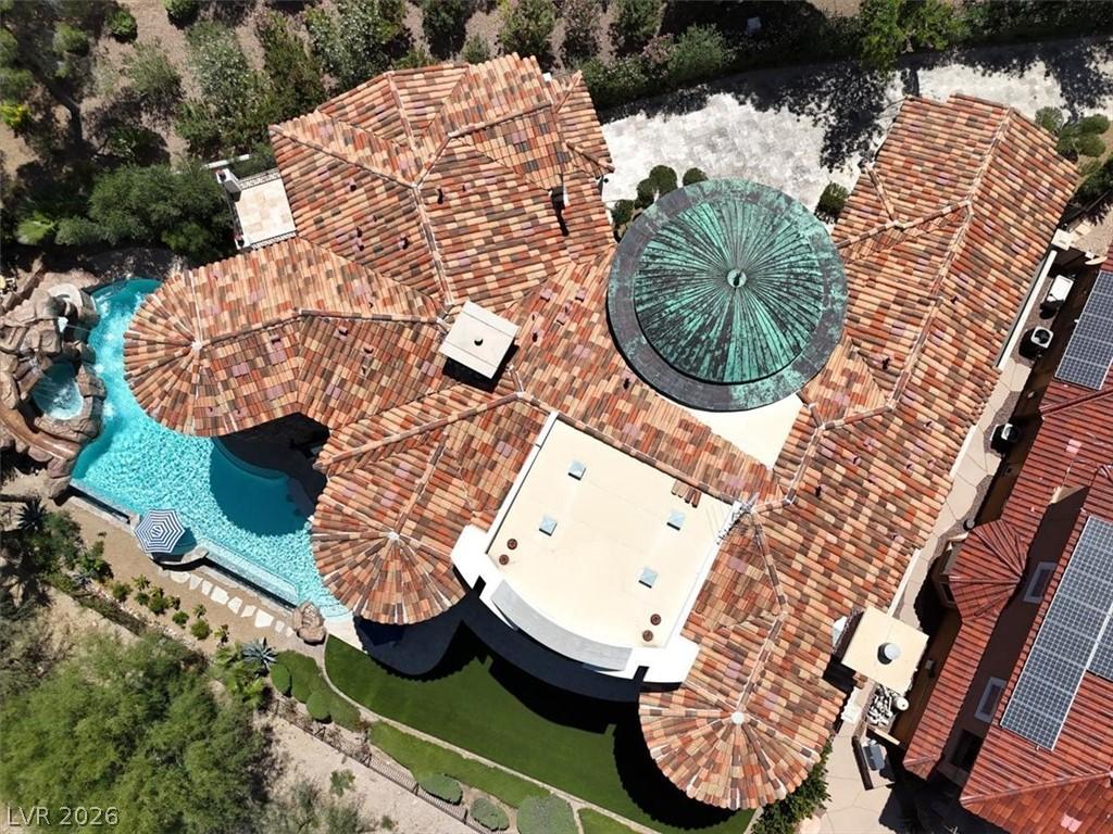Image 4: Overhead view of the estate