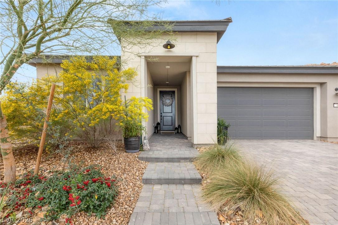 Image 3: This inviting home features a modern fa&ccedil;ade and a