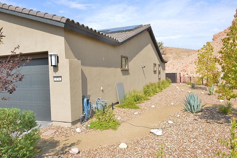 Image 4: Solar-equipped home nestled amidst desert landscap