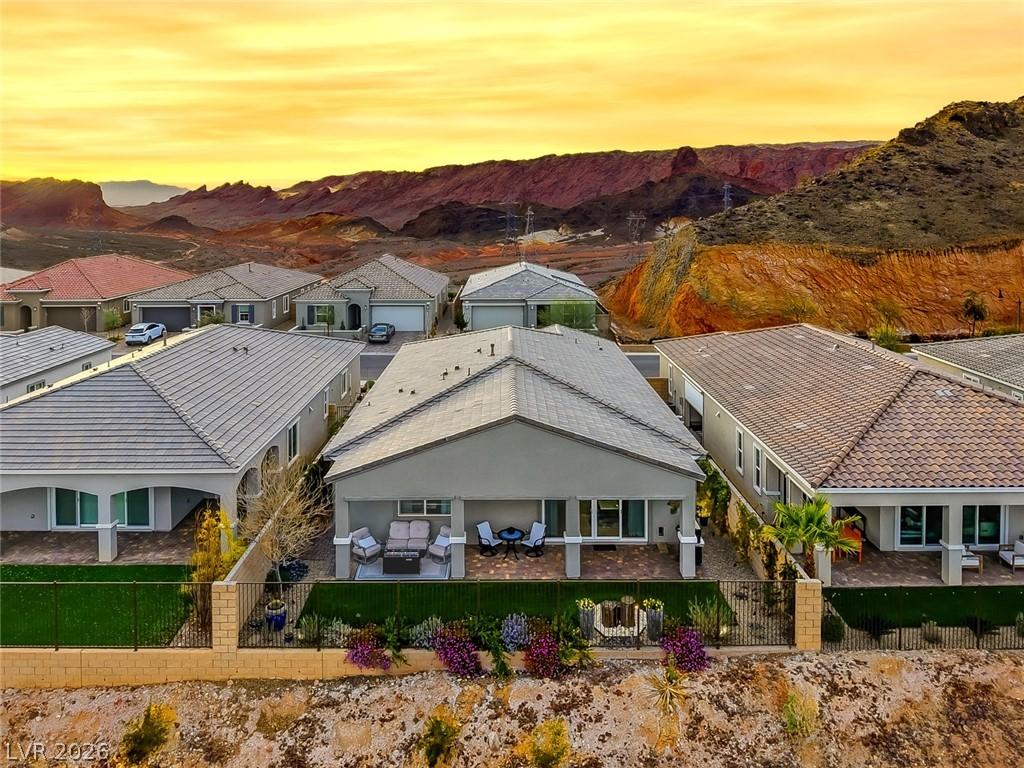 Image 3: No neighbors behind offers privacy and views