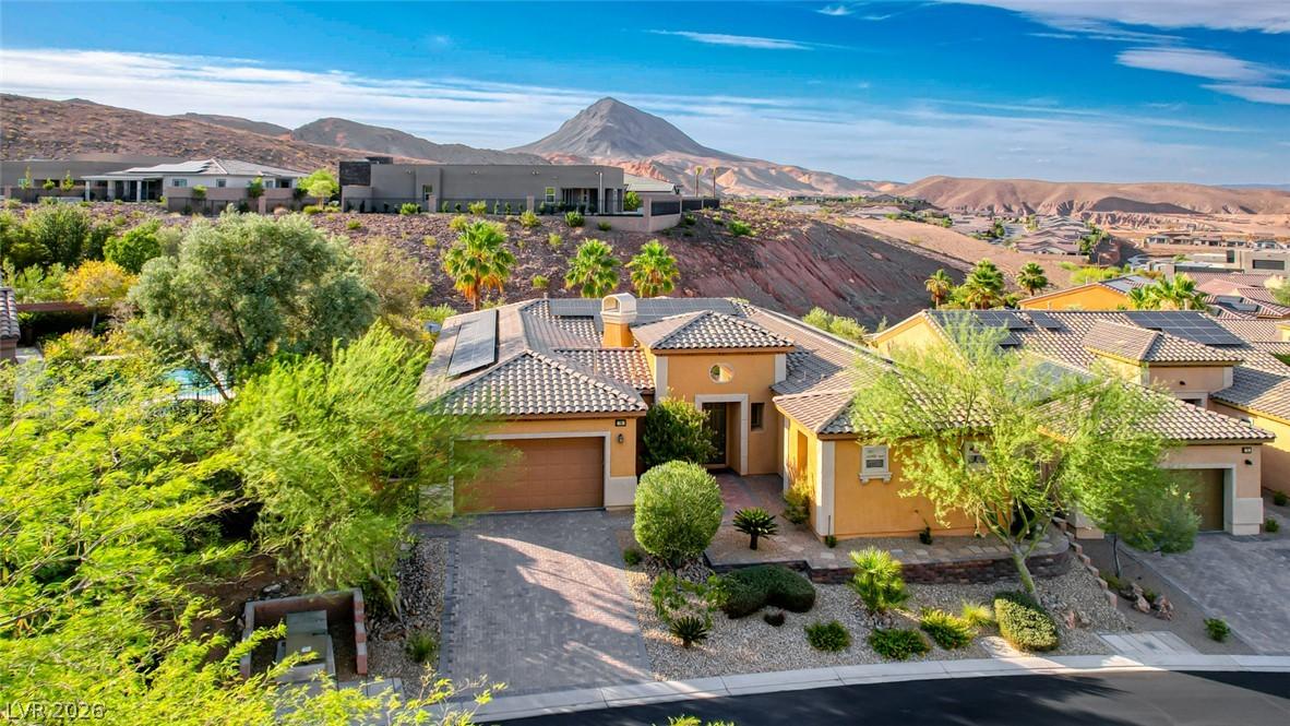 Image 4: An inviting exterior with desert-friendly landscap
