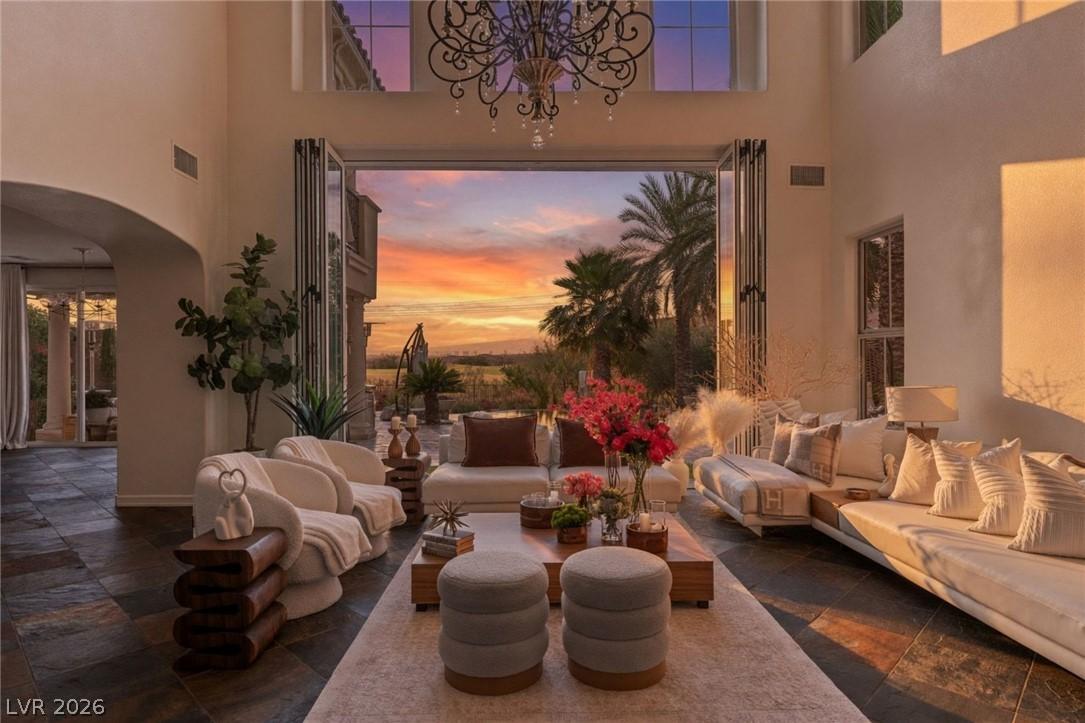 Image 4: Retractable glass doors reveal an inspiring sunset